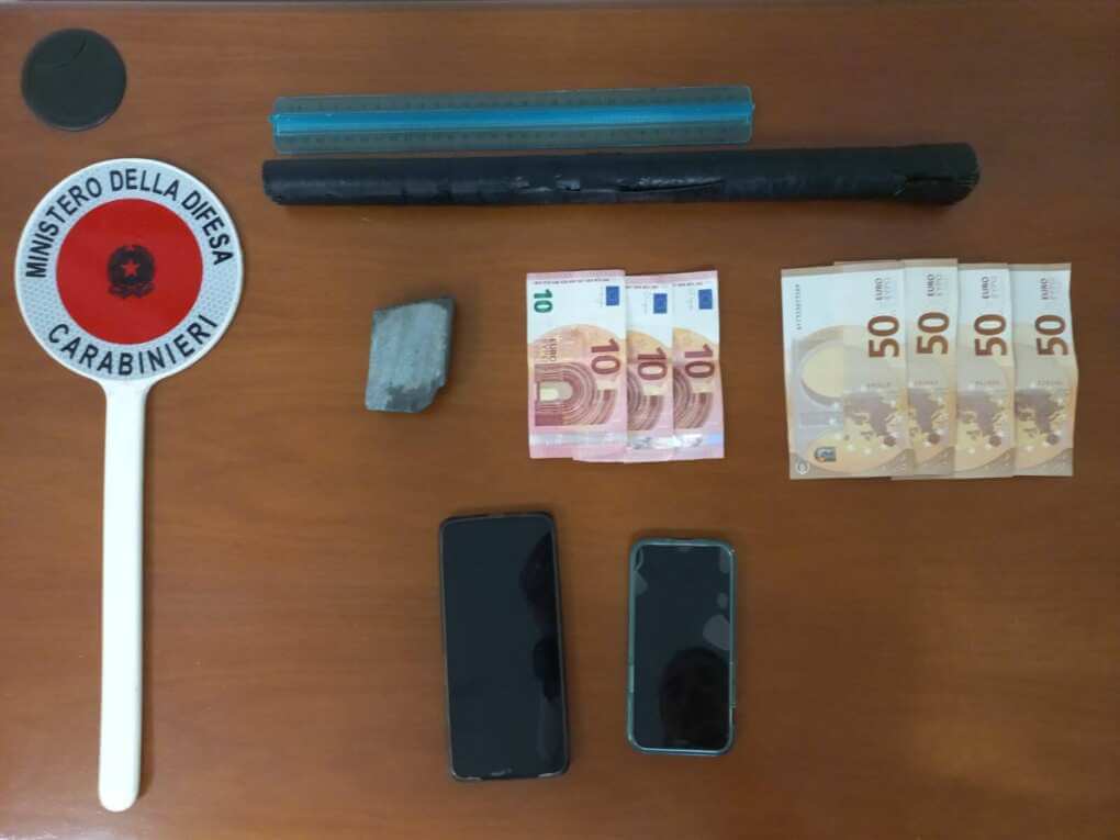 Andrano, tenta la “truffa dello specchietto” ai danni di un anziano: arrestato un 39enne