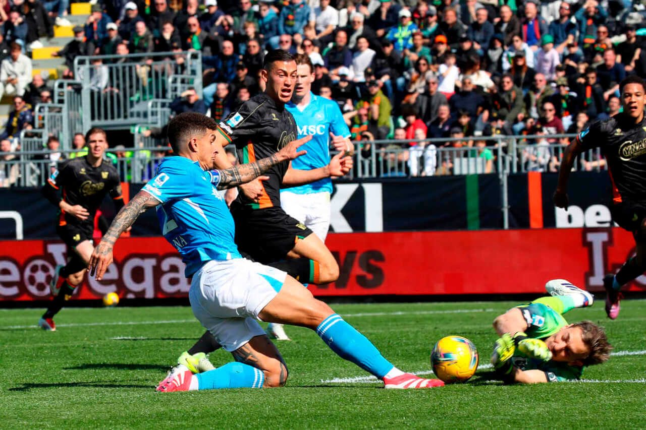 Serie A, il Venezia frena la corsa scudetto del Napoli: al Penzo finisce 0-0 Serie A, il Venezia frena la corsa scudetto del Napoli: al Penzo finisce 0-0
