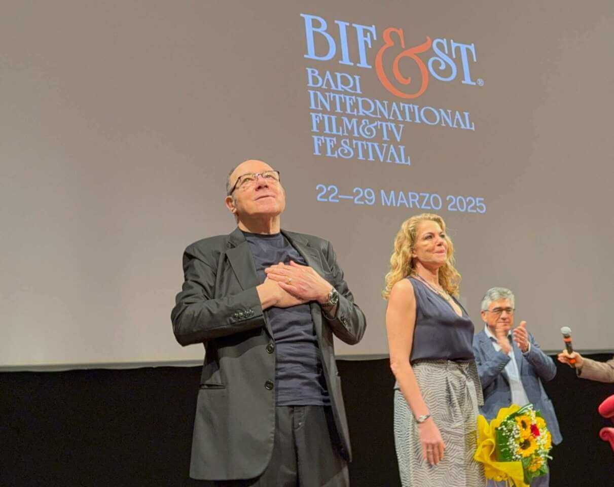 Bif&st, “Viaggi di nozze” compie 30 anni: al Petruzzelli standing ovation per Verdone e Gerini – VIDEO Bif&st, “Viaggi di nozze” compie 30 anni: al Petruzzelli standing ovation per Verdone e Gerini – VIDEO