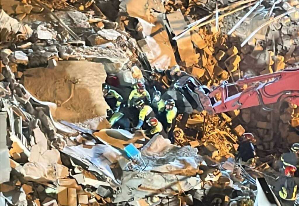 Galleria foto 'Crollo a Bari, trovata viva la 74enne: ha parlato con i soccorritori. Via alle operazioni per estrarla dalle macerie – VIDEO' - foto 1