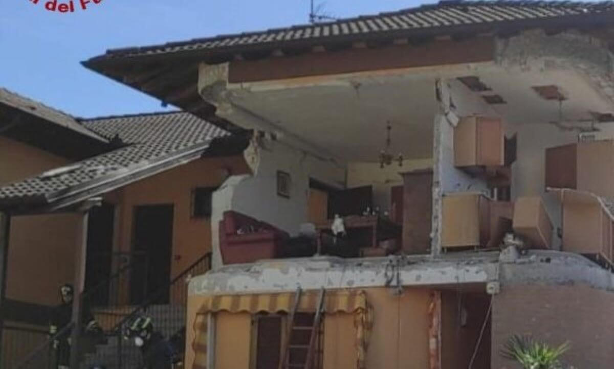 Esplosione in un palazzina nel Pavese, si cercano tre dispersi sotto le macerie: salva una persona Esplosione in un palazzina nel Pavese, si cercano tre dispersi sotto le macerie: salva una persona