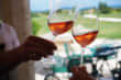 Vini dealcolati, la produzione salirà del 60% ma i dazi minacciano lo champagne europeo
