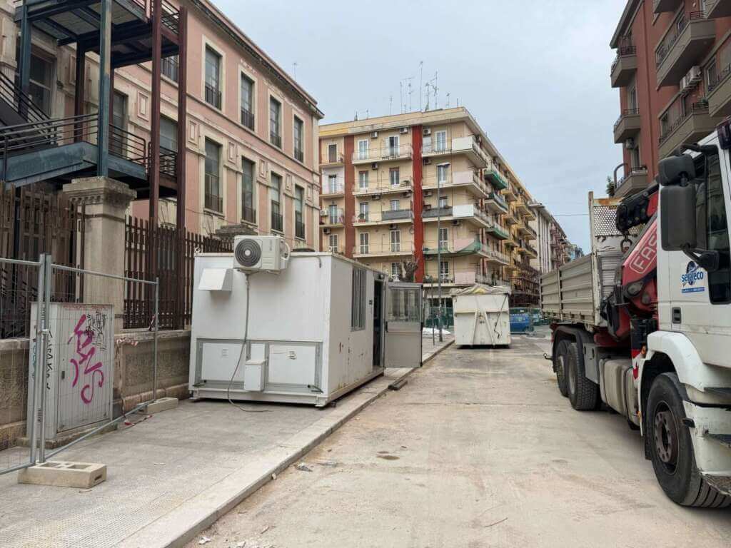 Palazzina crollata a Bari, al via il cantiere per la rimozione delle macerie in via De Amicis e via Pinto – FOTO Palazzina crollata a Bari, al via il cantiere per la rimozione delle macerie in via De Amicis e via Pinto – FOTO