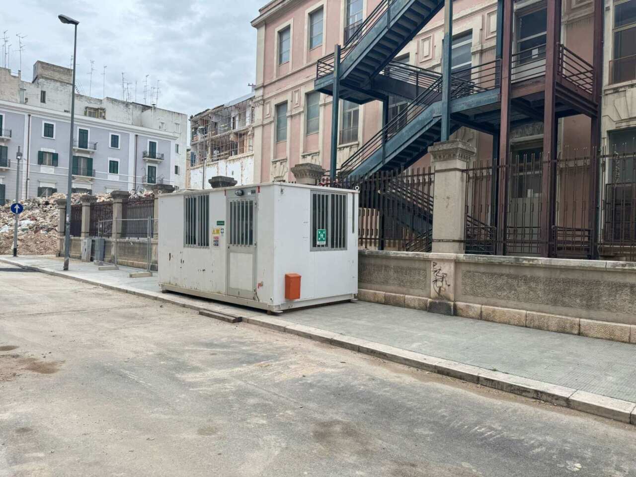 Palazzina crollata a Bari, al via il cantiere per la rimozione delle macerie in via De Amicis e via Pinto – FOTO Palazzina crollata a Bari, al via il cantiere per la rimozione delle macerie in via De Amicis e via Pinto – FOTO