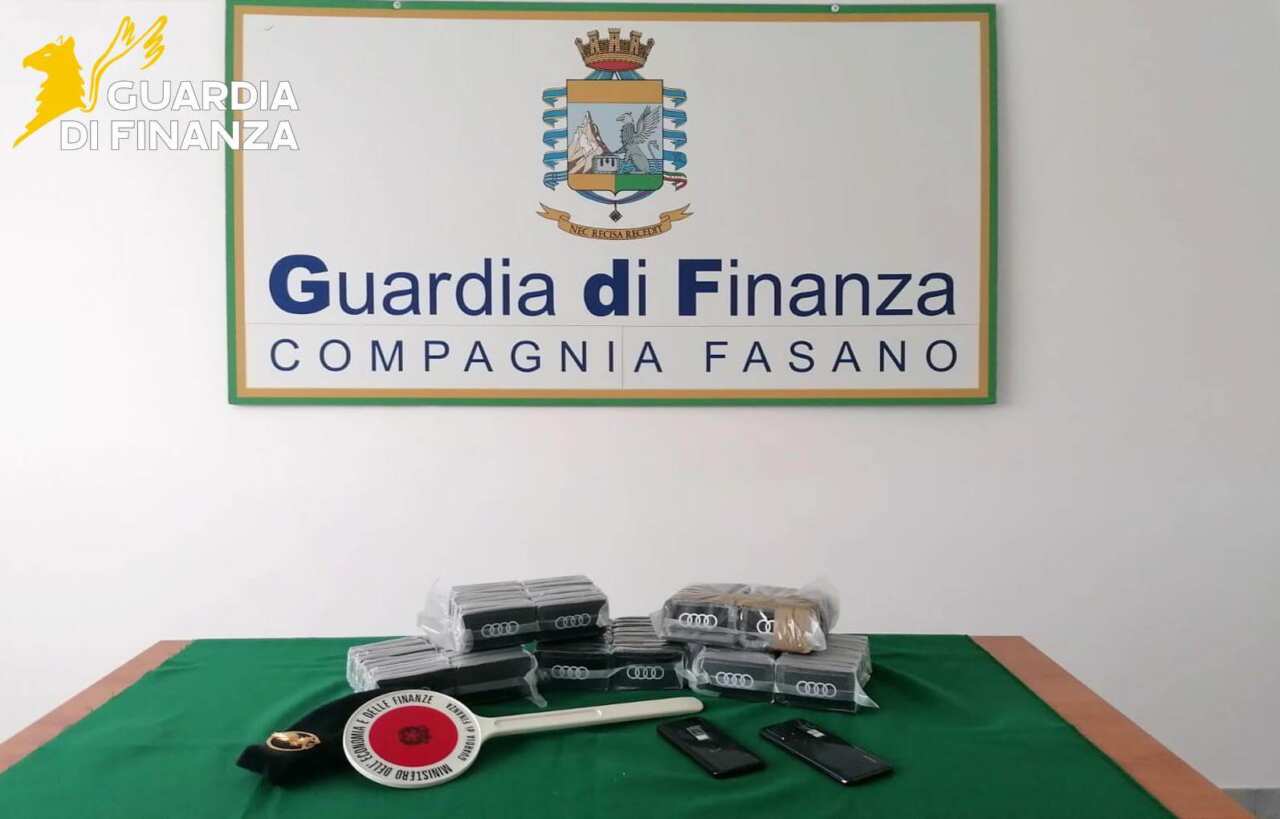 Fasano, in auto trasportano dieci chili di hashish: un arresto e una denuncia