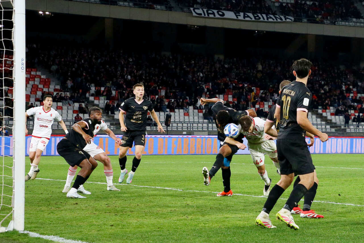 Serie B, i biancorossi vincono al fotofinish al San Nicola con il gol di Simic: Bari-Palermo 2-1 Serie B, i biancorossi vincono al fotofinish al San Nicola con il gol di Simic: Bari-Palermo 2-1