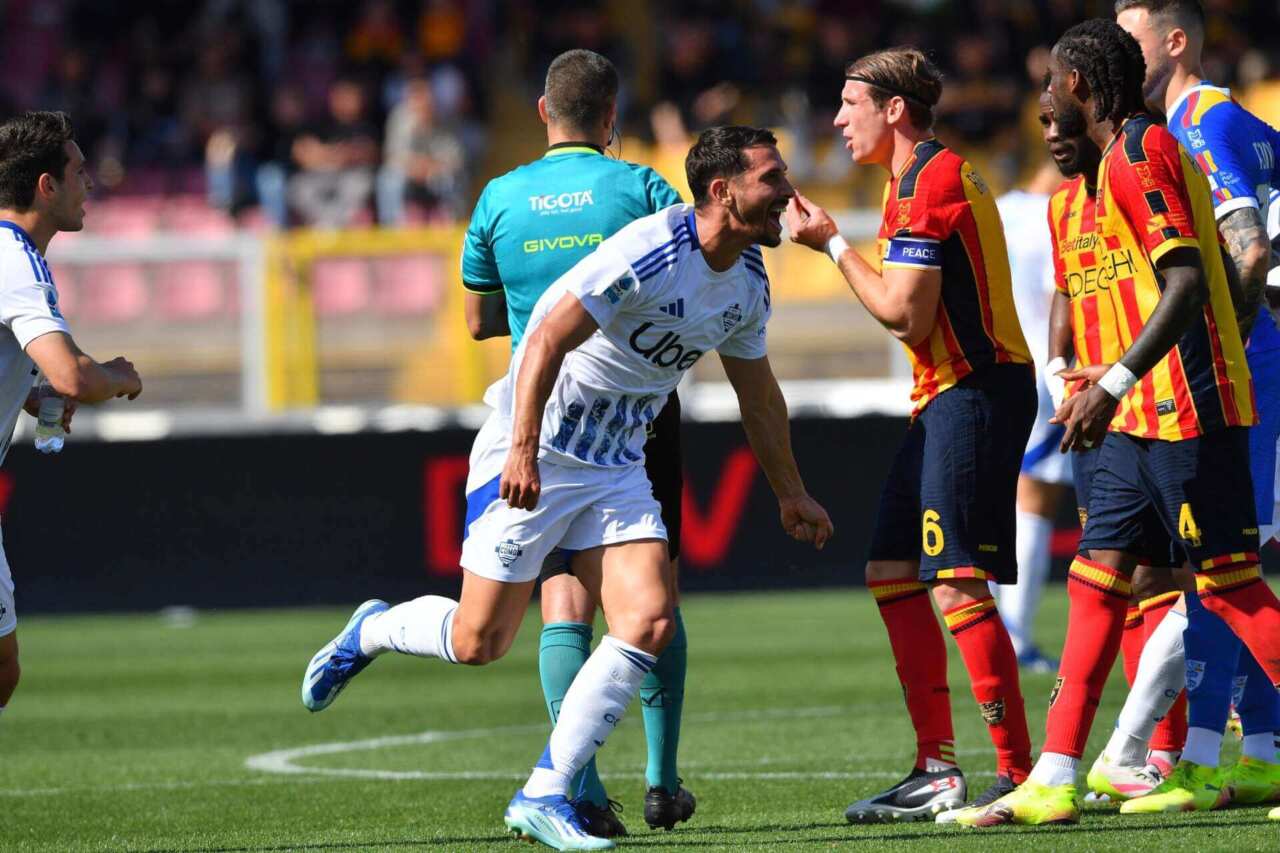 Serie A, Diao e Goldaniga affossano i giallorossi: Lecce-Como 0-3. Al Via del Mare contestato Corvino