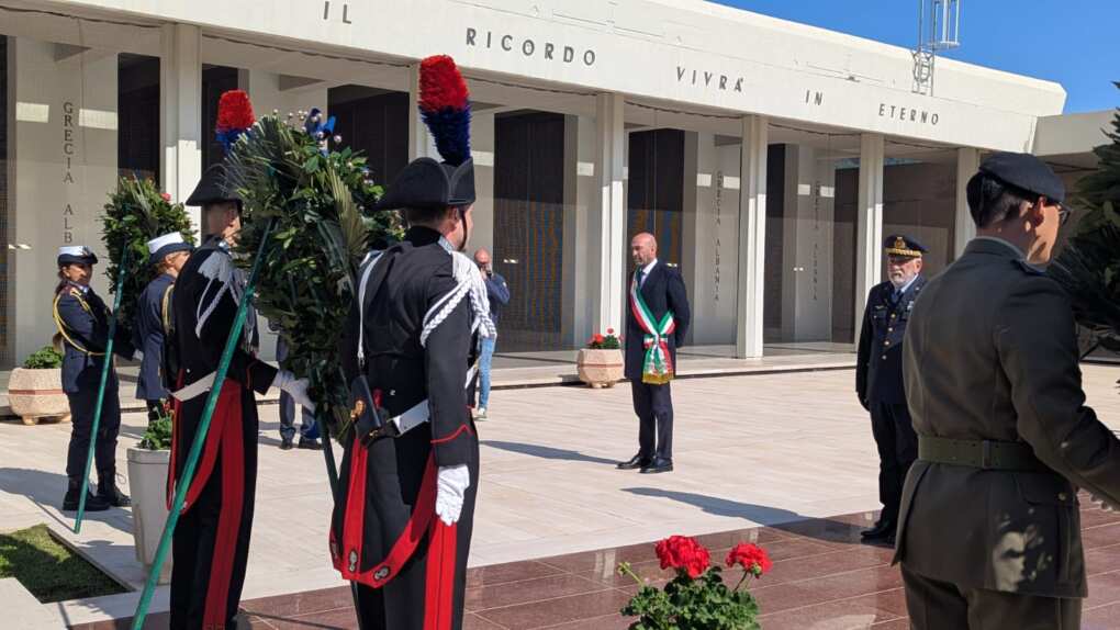 80 anni di libertà, al Sacrario di Bari il sindaco Leccese: «Festa di pace nelle parole di papa Francesco» 80 anni di libertà, al Sacrario di Bari il sindaco Leccese: «Festa di pace nelle parole di papa Francesco»