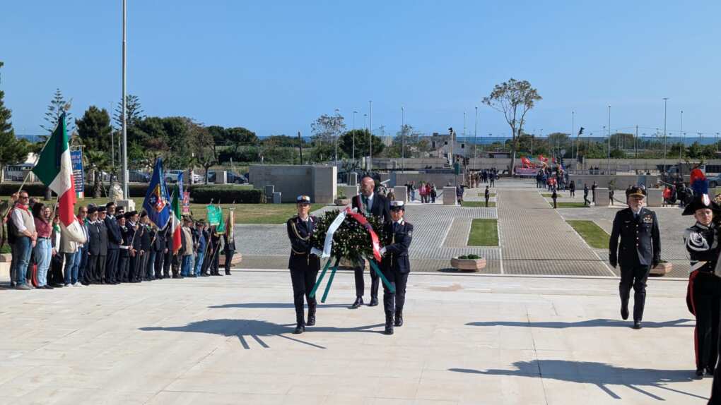 80 anni di libertà, al Sacrario di Bari il sindaco Leccese: «Festa di pace nelle parole di papa Francesco» 80 anni di libertà, al Sacrario di Bari il sindaco Leccese: «Festa di pace nelle parole di papa Francesco»