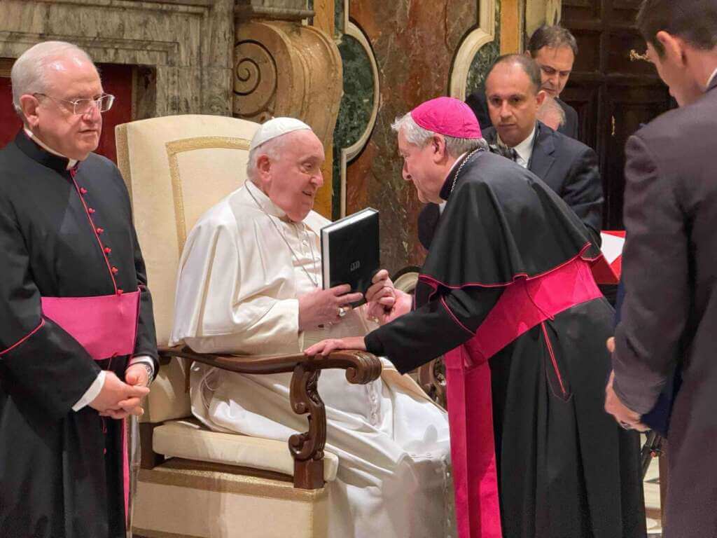 Puglia, le campane suonano a lutto per la morte del Papa. Emiliano: «Ci ha insegnato il senso della giustizia»