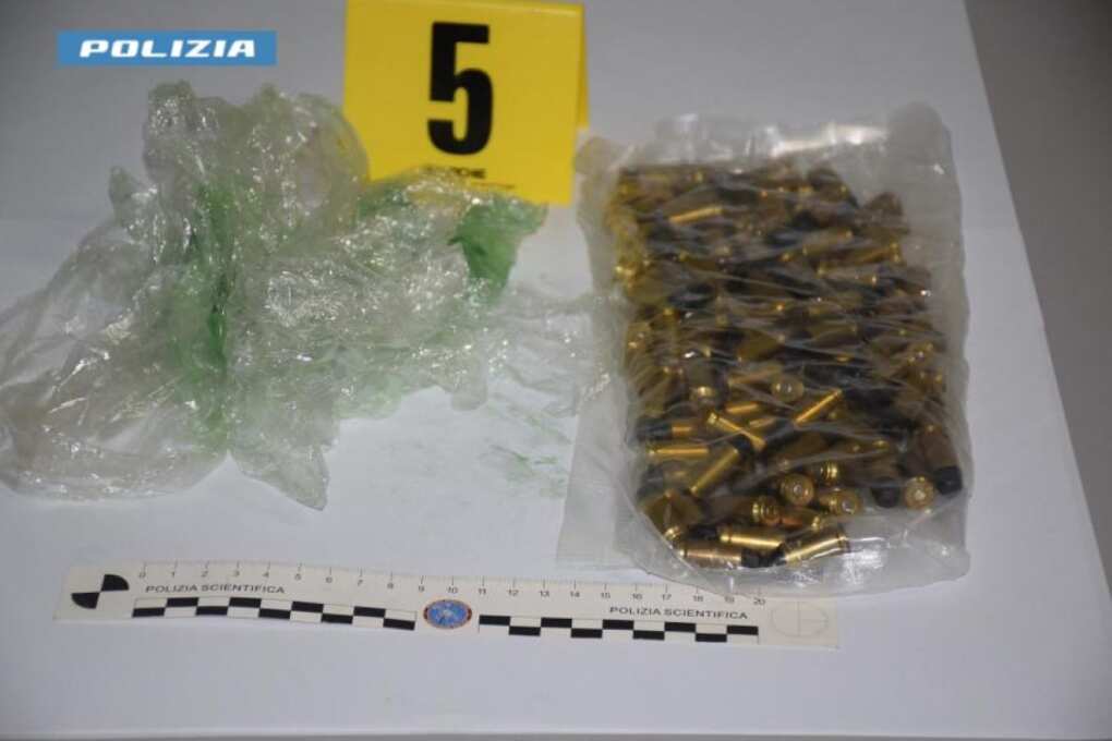 Sequestro da 1,5 milioni a due esponenti della Scu: trovati anche contanti e una pistola – VIDEO Sequestro da 1,5 milioni a due esponenti della Scu: trovati anche contanti e una pistola – VIDEO
