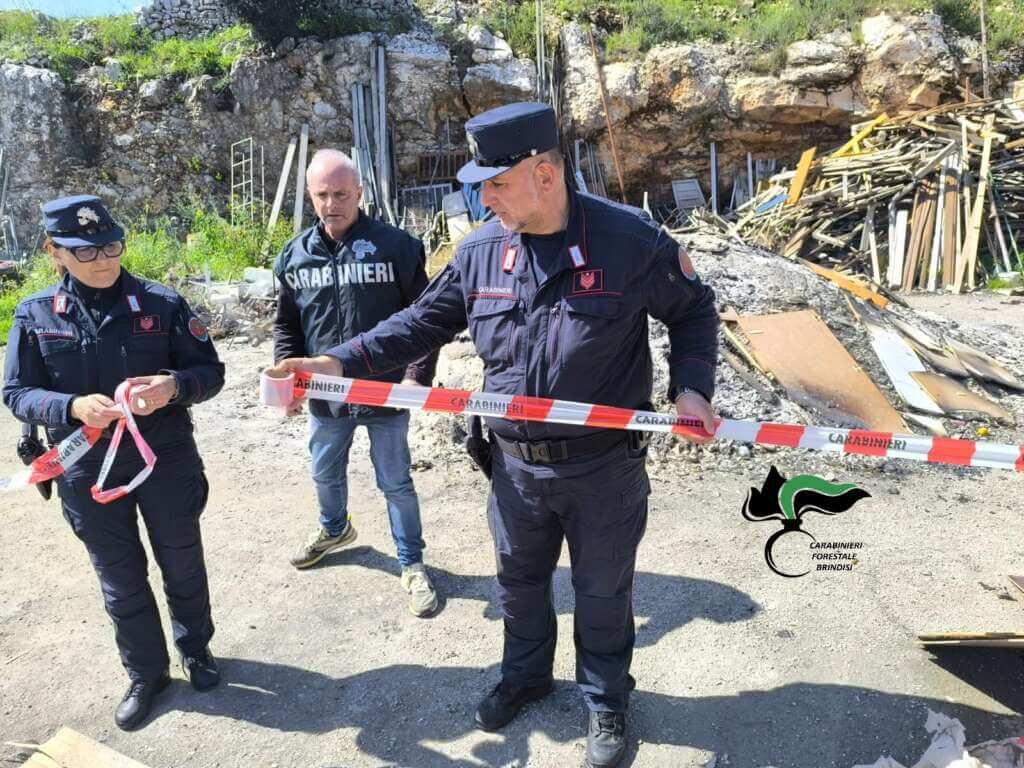 Rifiuti pericolosi e carcasse di auto incendiate nelle lame di Fasano: denunciato un 63enne