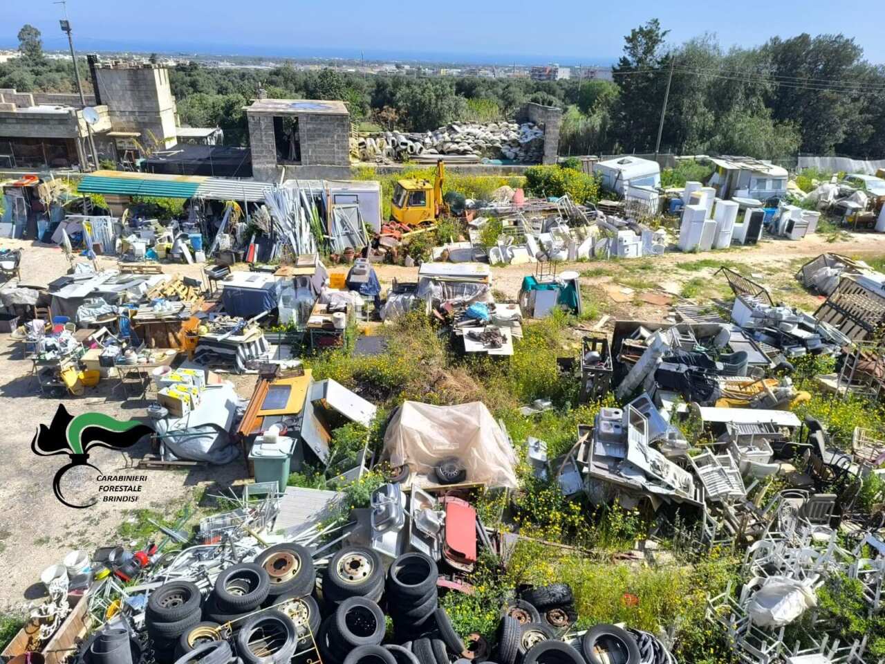 Rifiuti pericolosi e carcasse di auto incendiate nelle lame di Fasano: denunciato un 63enne