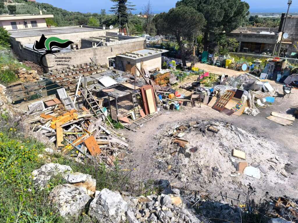 Rifiuti pericolosi e carcasse di auto incendiate nelle lame di Fasano: denunciato un 63enne