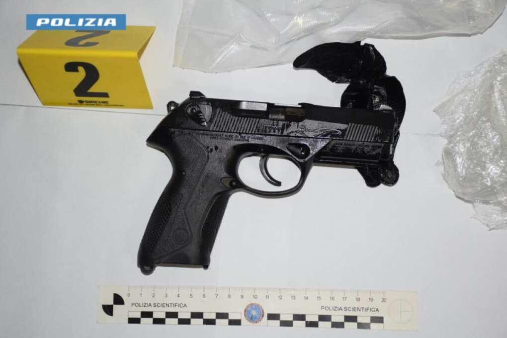 Sequestro da 1,5 milioni a due esponenti della Scu: trovati anche contanti e una pistola – VIDEO Sequestro da 1,5 milioni a due esponenti della Scu: trovati anche contanti e una pistola – VIDEO