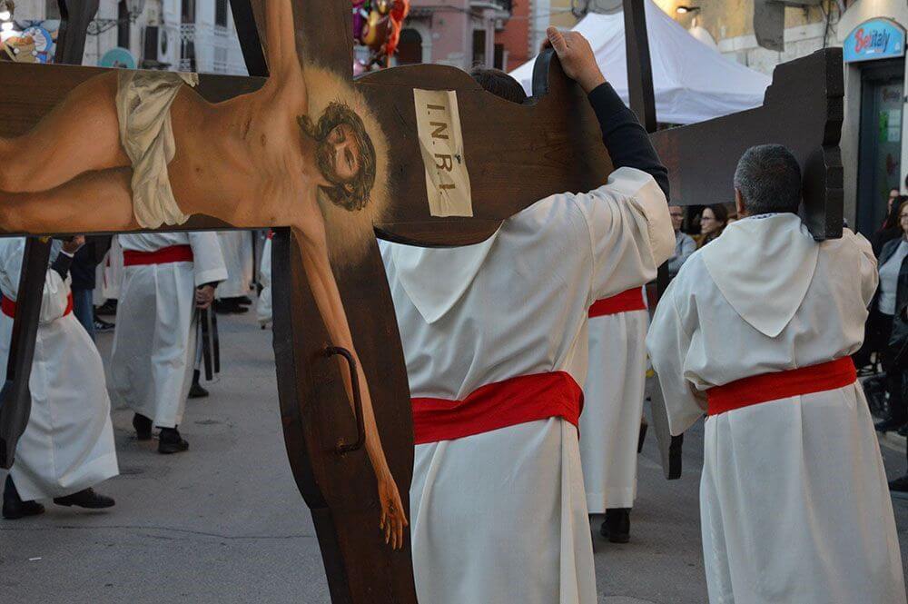 Tra fede, cultura e tradizione: entrano nel vivo i riti della Settimana Santa in Puglia