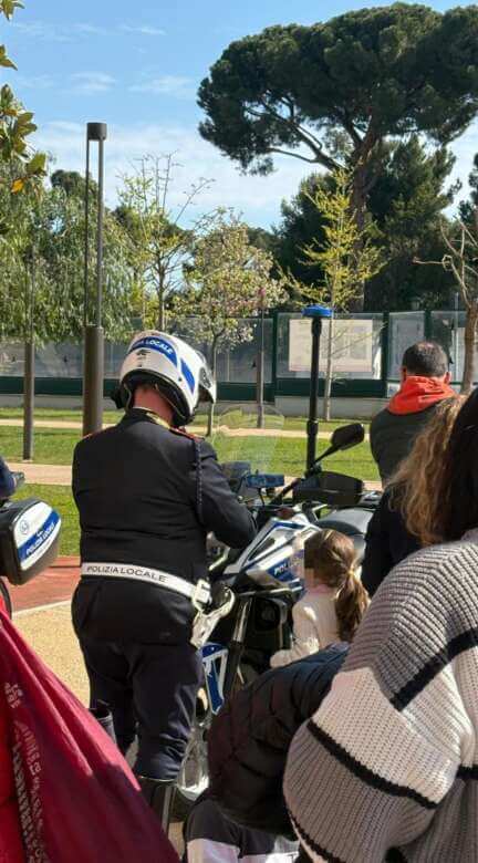 “Un Sabato Speciale”, la Polizia Locale e Abio Bari regalano sorrisi ai piccoli pazienti del Giovanni XXIII – FOTO