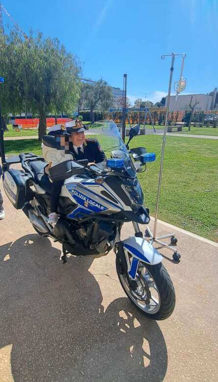 “Un Sabato Speciale”, la Polizia Locale e Abio Bari regalano sorrisi ai piccoli pazienti del Giovanni XXIII – FOTO