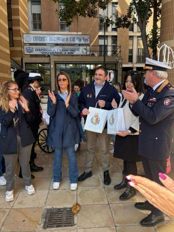 “Un Sabato Speciale”, la Polizia Locale e Abio Bari regalano sorrisi ai piccoli pazienti del Giovanni XXIII – FOTO