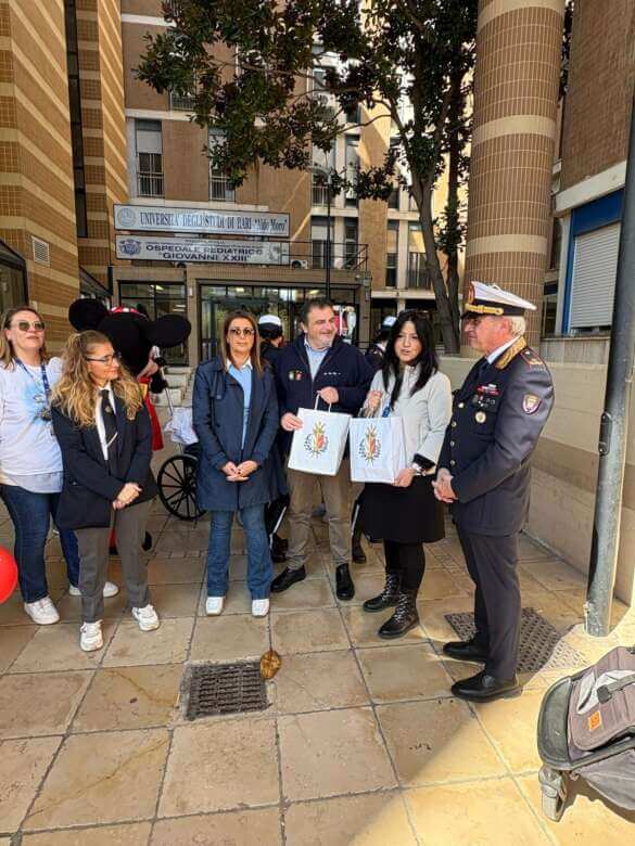 “Un Sabato Speciale”, la Polizia Locale e Abio Bari regalano sorrisi ai piccoli pazienti del Giovanni XXIII – FOTO