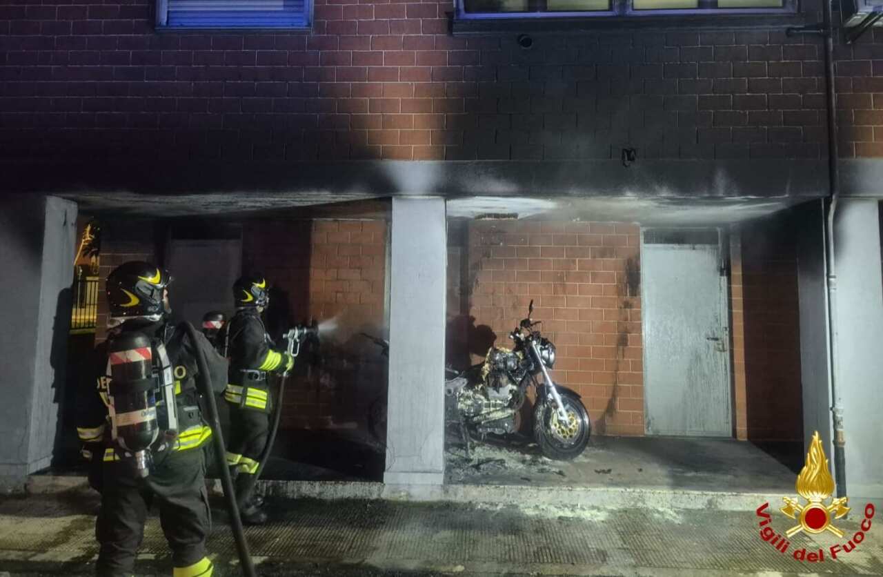 Noicattaro, a fuoco una moto sotto un portico residenziale: il proprietario spegne le fiamme Noicattaro, a fuoco una moto sotto un portico residenziale: il proprietario spegne le fiamme