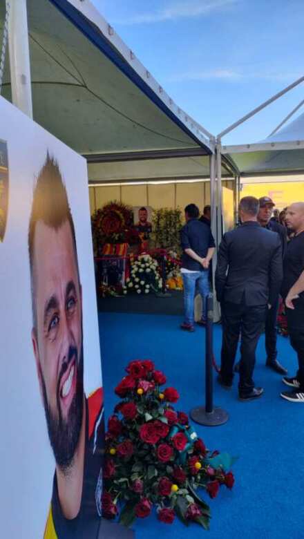 Lecce, l’ultimo saluto a Graziano Fiorita: tutto il popolo giallorosso alla camera ardente al Via del Mare – VIDEO Lecce, l’ultimo saluto a Graziano Fiorita: tutto il popolo giallorosso alla camera ardente al Via del Mare – VIDEO