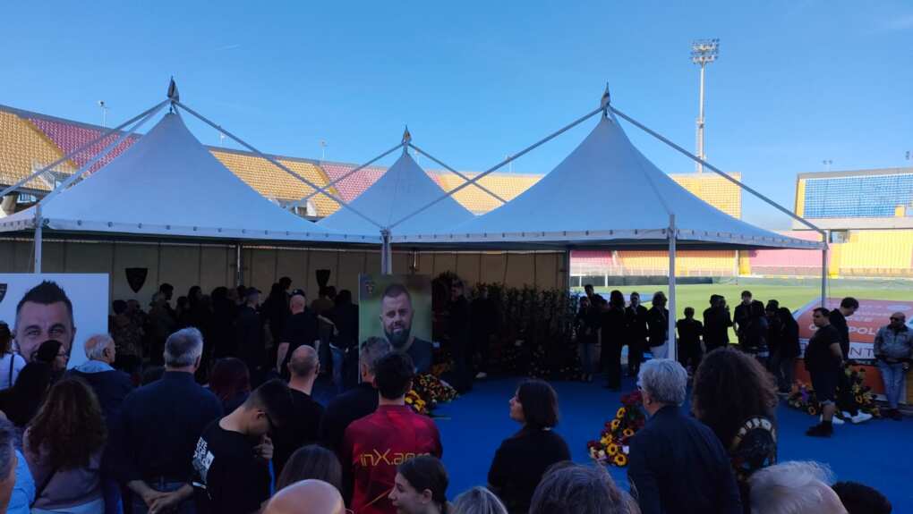 Lecce, l’ultimo saluto a Graziano Fiorita: tutto il popolo giallorosso alla camera ardente al Via del Mare – VIDEO Lecce, l’ultimo saluto a Graziano Fiorita: tutto il popolo giallorosso alla camera ardente al Via del Mare – VIDEO