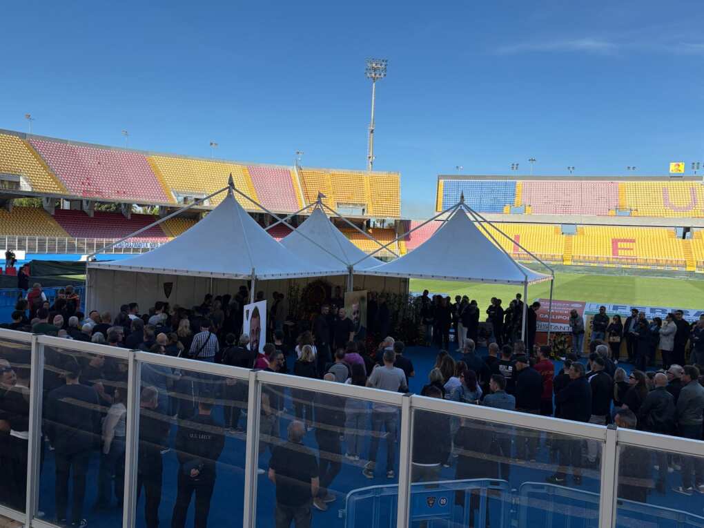 Lecce, l’ultimo saluto a Graziano Fiorita: tutto il popolo giallorosso alla camera ardente al Via del Mare – VIDEO Lecce, l’ultimo saluto a Graziano Fiorita: tutto il popolo giallorosso alla camera ardente al Via del Mare – VIDEO