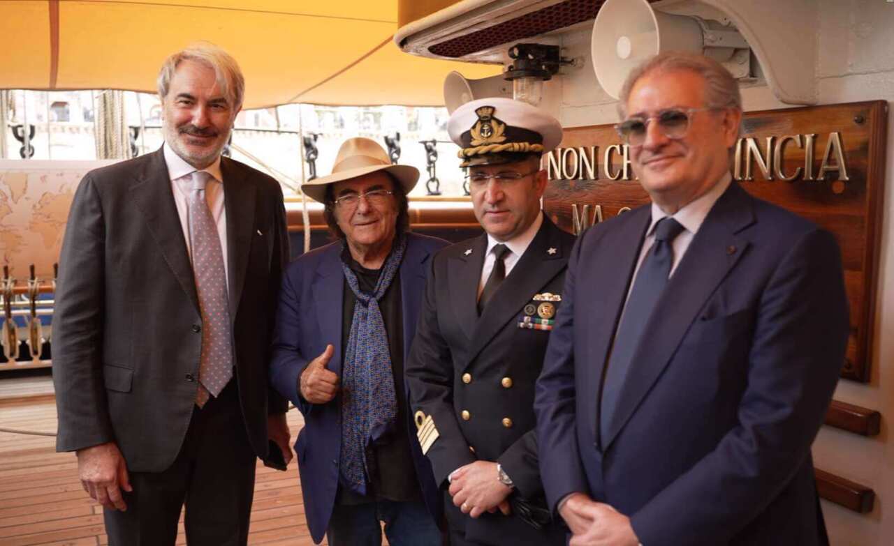 Taranto, Al Bano fa visita al Villaggio IN Italia e canta “Nel sole” sull’Amerigo Vespucci – VIDEO Taranto, Al Bano fa visita al Villaggio IN Italia e canta “Nel sole” sull’Amerigo Vespucci – VIDEO