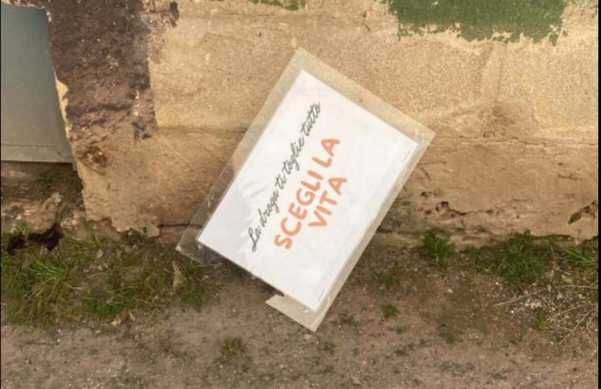 Alliste, divelta targa anti-droga affissa dal parroco don Dario Donateo: «Scegli la vita» Alliste, divelta targa anti-droga affissa dal parroco don Dario Donateo: «Scegli la vita»