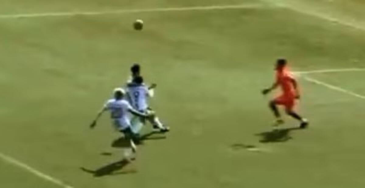 Perù, si rompe un’arteria cranica durante una partita di calcio: muore il giocatore 21enne Helar Gonzales Altamirano Perù, si rompe un’arteria cranica durante una partita di calcio: muore il giocatore 21enne Helar Gonzales Altamirano