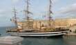 Taranto, l’Amerigo Vespucci è in città: la nave ormeggiata davanti al Castello Aragonese