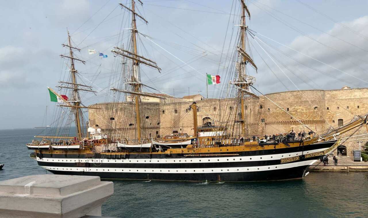 Taranto, l’Amerigo Vespucci è in città: la nave ormeggiata davanti al Castello Aragonese Taranto, l’Amerigo Vespucci è in città: la nave ormeggiata davanti al Castello Aragonese