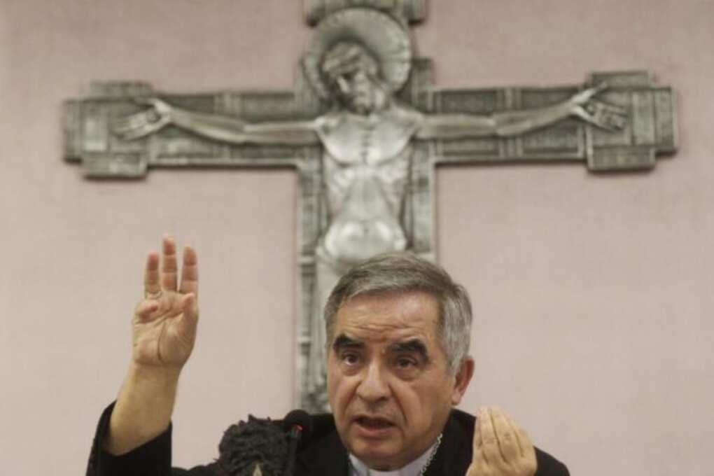 Conclave, Becciu rinuncia: «Sono innocente, ma obbedisco a papa Francesco» Conclave, Becciu rinuncia: «Sono innocente, ma obbedisco a papa Francesco»