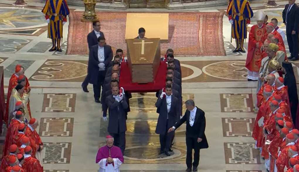 L’addio al Papa, i funerali a San Pietro e l’arrivo a Santa Maria Maggiore – VIDEO L’addio al Papa, i funerali a San Pietro e l’arrivo a Santa Maria Maggiore – VIDEO