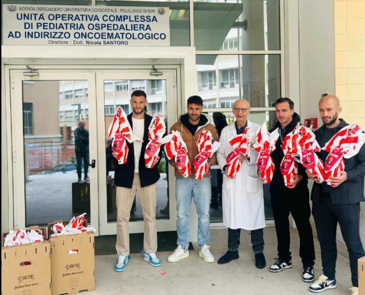 Bari, i biancorossi regalano uova di Pasqua e sorrisi ai piccoli pazienti dell’Oncoematologia Pediatrica – VIDEO Bari, i biancorossi regalano uova di Pasqua e sorrisi ai piccoli pazienti dell’Oncoematologia Pediatrica – VIDEO