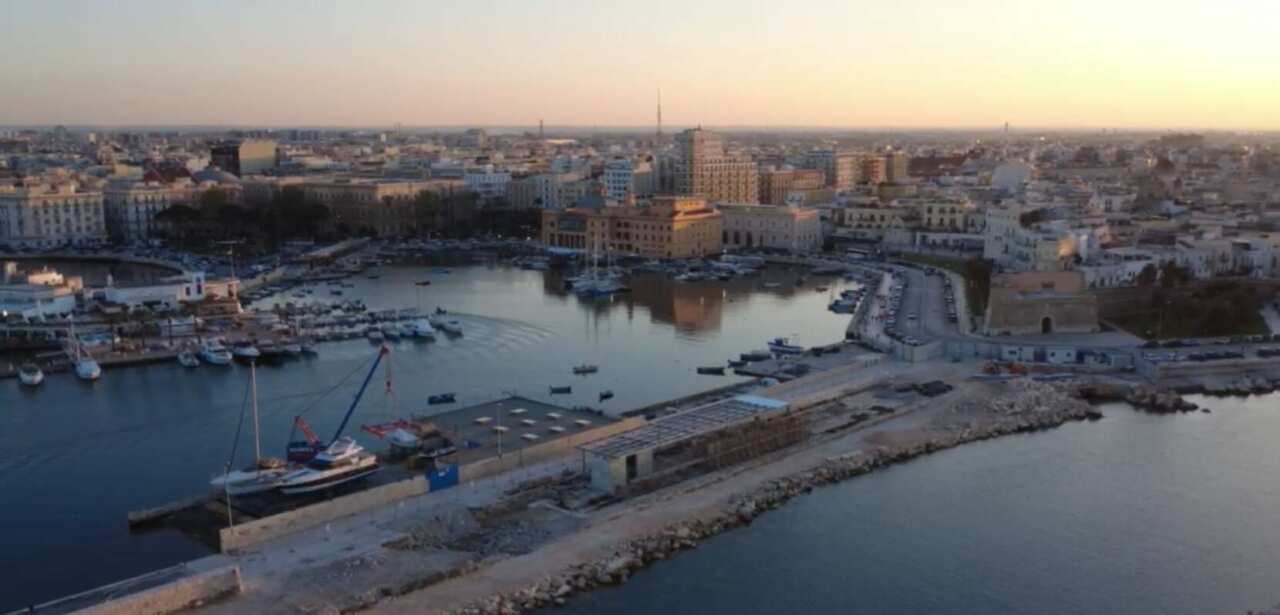Waterfront di Bari, pronta la nuova scogliera. In costruzione l’edificio al molo Sant’Antonio – VIDEO Waterfront di Bari, pronta la nuova scogliera. In costruzione l’edificio al molo Sant’Antonio – VIDEO