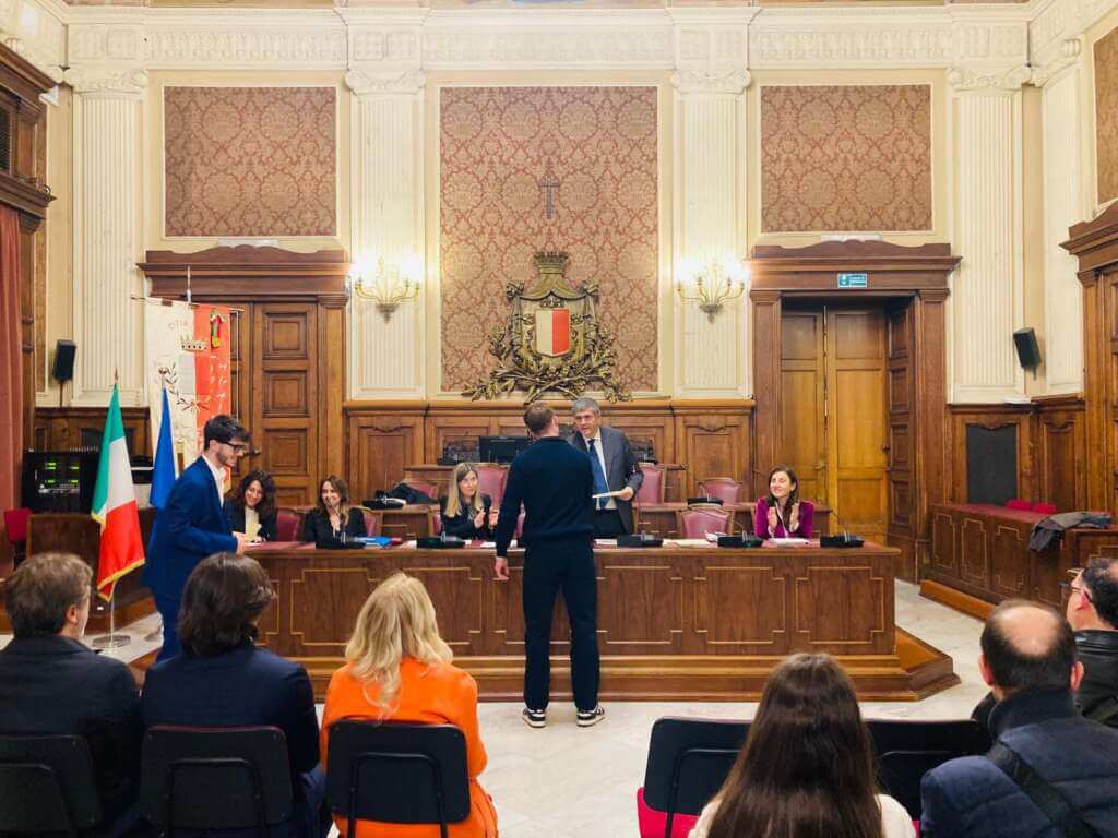 Bari premia l’eccellenza, consegnate 124 borse di studio a diplomati e laureati meritevoli – FOTO