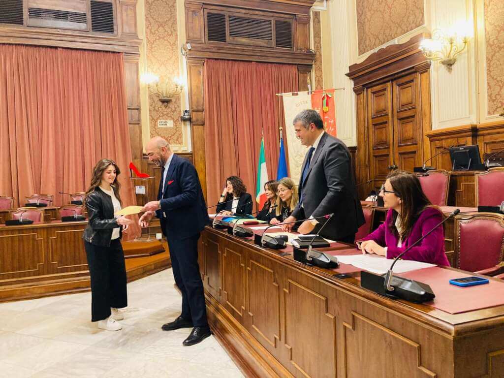 Bari premia l’eccellenza, consegnate 124 borse di studio a diplomati e laureati meritevoli – FOTO