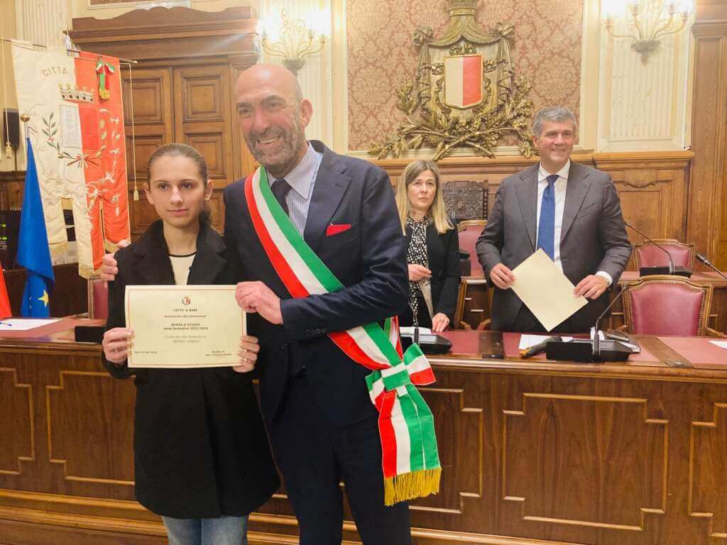 Bari premia l’eccellenza, consegnate 124 borse di studio a diplomati e laureati meritevoli – FOTO