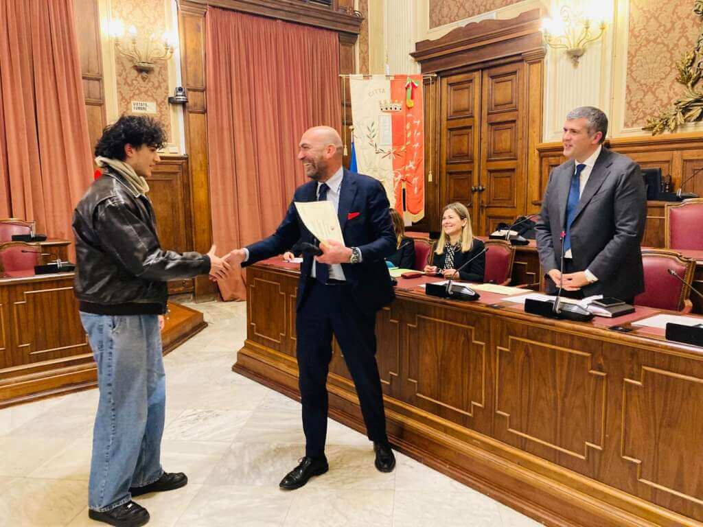 Bari premia l’eccellenza, consegnate 124 borse di studio a diplomati e laureati meritevoli – FOTO