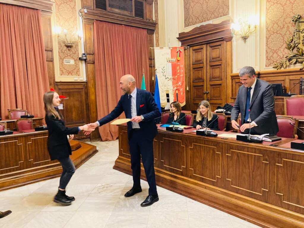 Bari premia l’eccellenza, consegnate 124 borse di studio a diplomati e laureati meritevoli – FOTO