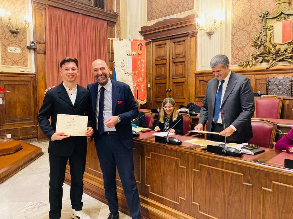 Bari premia l’eccellenza, consegnate 124 borse di studio a diplomati e laureati meritevoli – FOTO