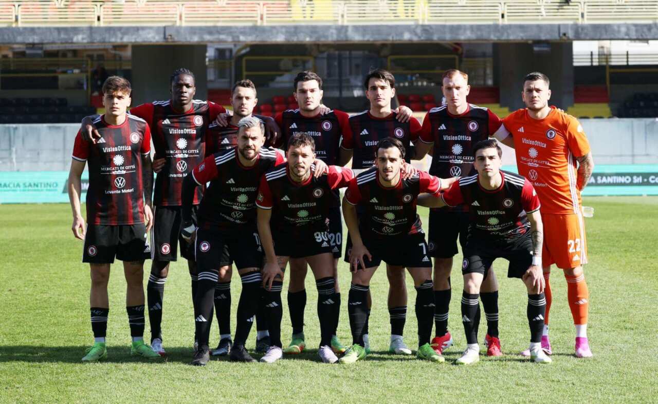 Caos Foggia, autogestione verso la prossima sfida a Crotone: la squadra si autotassa vitto e alloggio Caos Foggia, autogestione verso la prossima sfida a Crotone: la squadra si autotassa vitto e alloggio