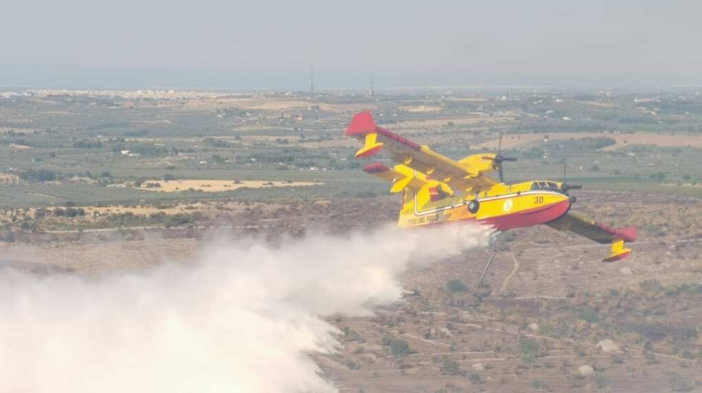 Puglia senza flotta di aerei antincendio, è tra le uniche in Italia: scoppia la polemica Puglia senza flotta di aerei antincendio, è tra le uniche in Italia: scoppia la polemica