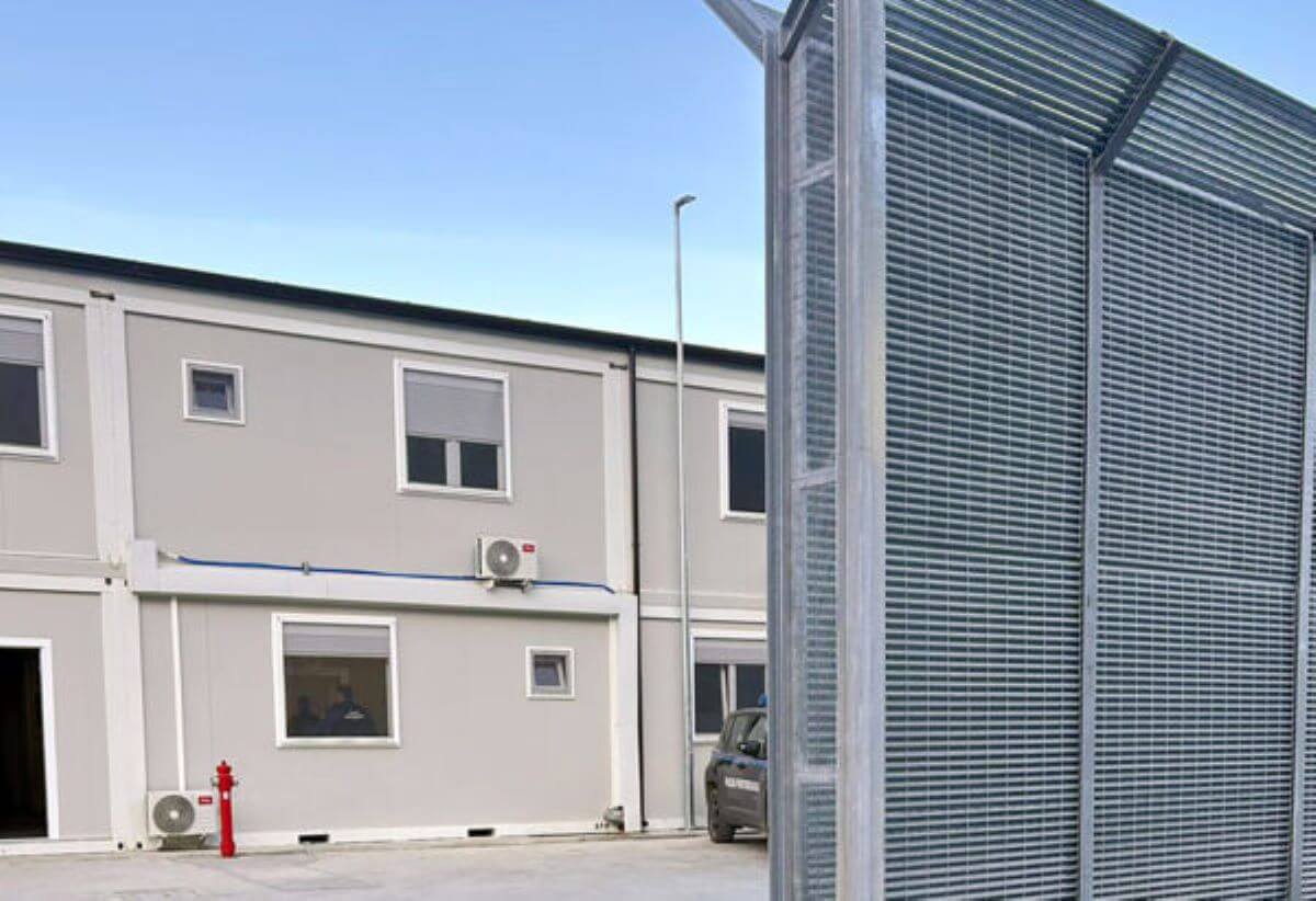 Albania, il “mini-carcere” non è pronto. Rientra la rivolta dei detenuti migranti trasferiti dall’Italia