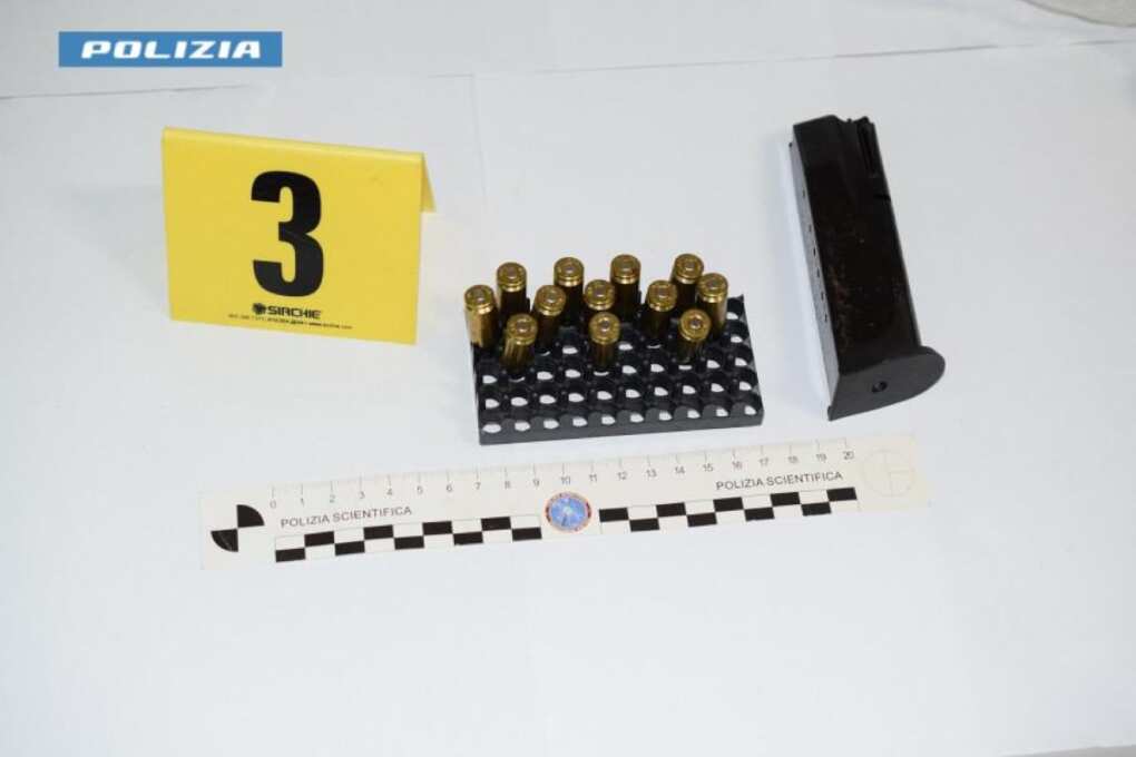 Sequestro da 1,5 milioni a due esponenti della Scu: trovati anche contanti e una pistola – VIDEO Sequestro da 1,5 milioni a due esponenti della Scu: trovati anche contanti e una pistola – VIDEO