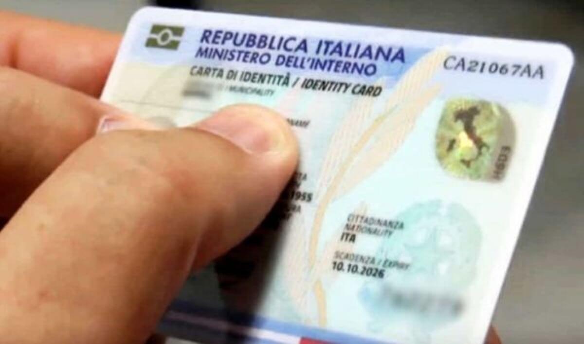 Torna la parola “genitori” sulle carte d’identità dei minori, la Cassazione: «Via la dicitura “padre” e “madre”» Torna la parola “genitori” sulle carte d’identità dei minori, la Cassazione: «Via la dicitura “padre” e “madre”»