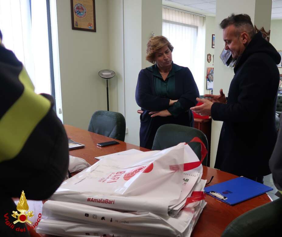 CasaBari e Igor Protti in visita dai vigili del fuoco: «Grazie per il vostro quotidiano impegno» – FOTO CasaBari e Igor Protti in visita dai vigili del fuoco: «Grazie per il vostro quotidiano impegno» – FOTO