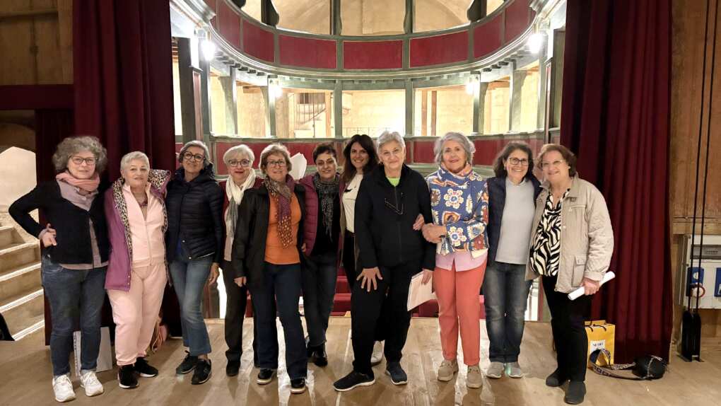 Noicattaro, le donne in rosa portano in scena “Un’onda in aria” nel teatro più piccolo d’Europa Noicattaro, le donne in rosa portano in scena “Un’onda in aria” nel teatro più piccolo d’Europa